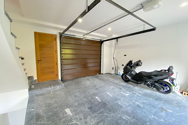 Cargador para coche eléctrico en garaje privado