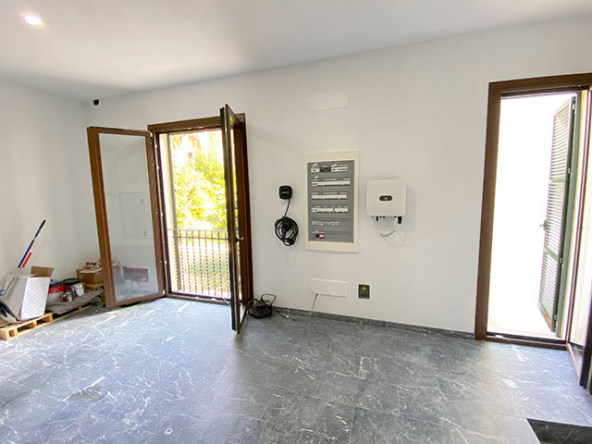 Salón amplio y luminoso con cocina integrada