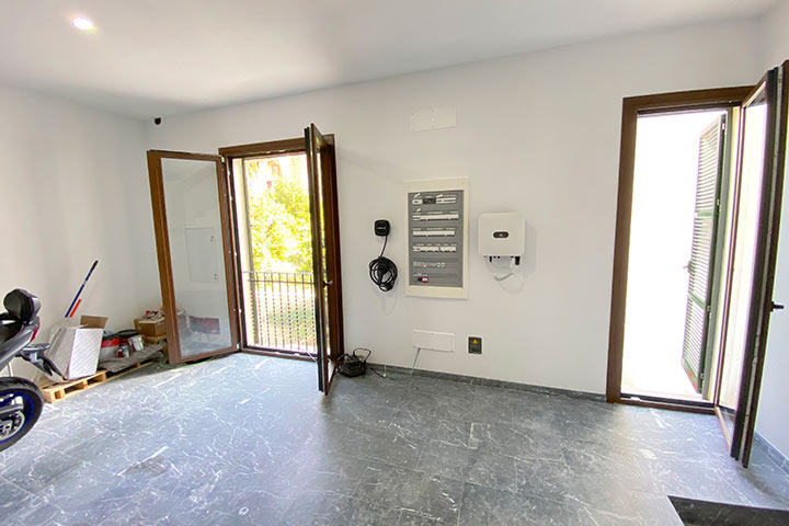 Salón amplio y luminoso con cocina integrada