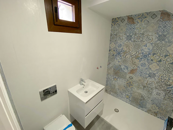 Baño principal con ducha y acabados modernos