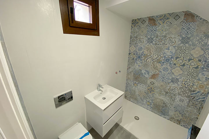 Baño principal con ducha y acabados modernos