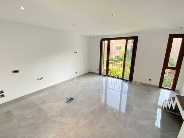 Dormitorio principal con grandes ventanales