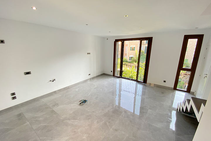 Dormitorio principal con grandes ventanales