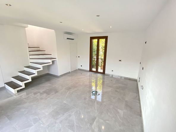 Vista general del interior desde el salón hacia la cocina