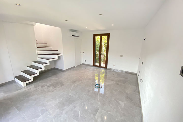 Vista general del interior desde el salón hacia la cocina