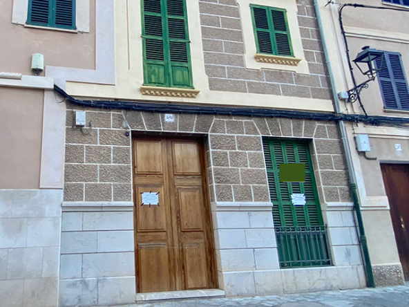 Fachada tradicional mallorquina de la casa en Sóller