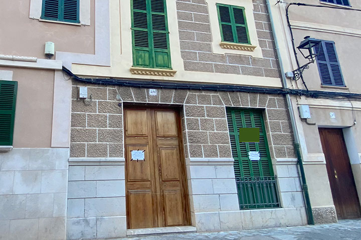 Fachada tradicional mallorquina de la casa en Sóller