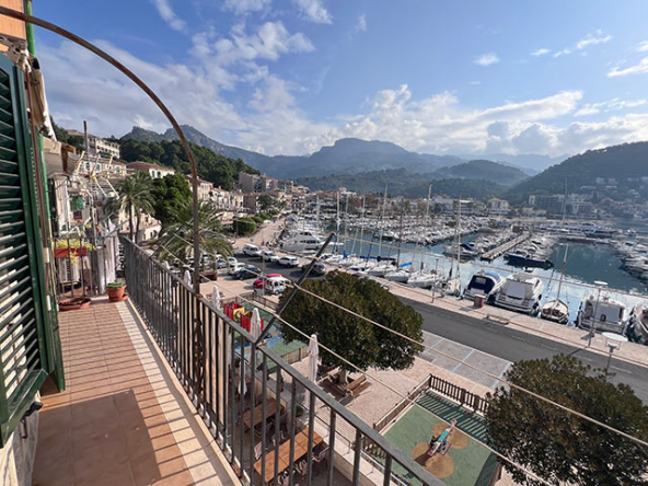Balcón con vistas abiertas al puerto y las montañas
