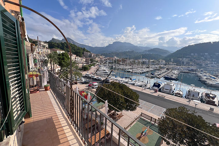 Balcón con vistas abiertas al puerto y las montañas