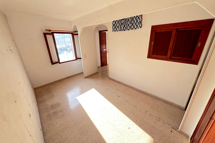 Dormitorio doble con buena ventilación y luz