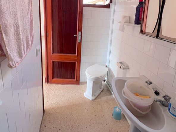 Baño completo en planta principal con acabados sencillos