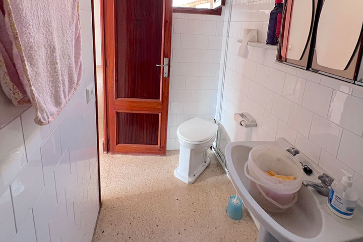 Baño completo en planta principal con acabados sencillos