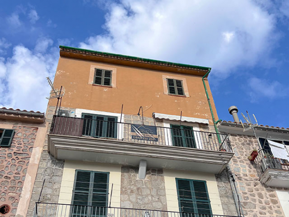 Fachada del edificio frente al mar en Puerto de Sóller