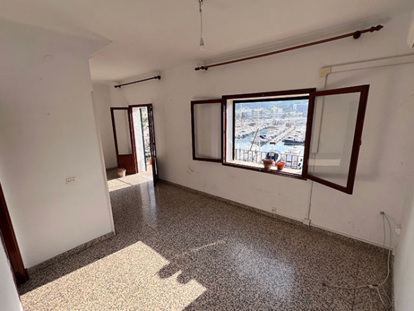 Acogedor salón con salida directa al balcón y vistas al mar