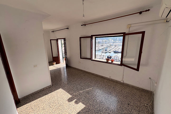 Acogedor salón con salida directa al balcón y vistas al mar