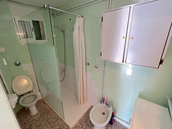 Baño completo en planta principal con acabados sencillos