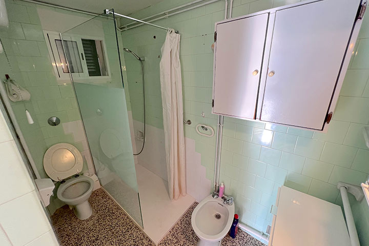 Baño completo en planta principal con acabados sencillos