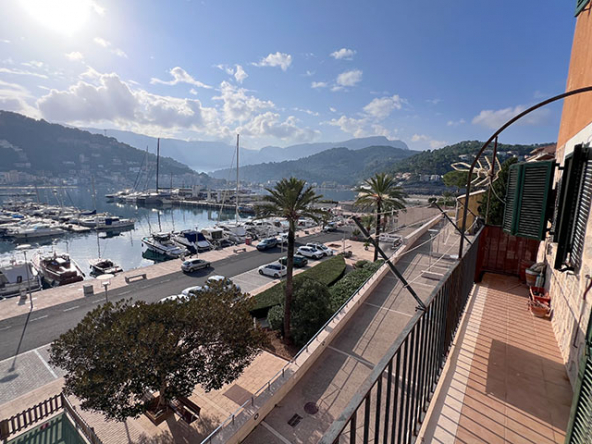 Espectaculares vistas desde el balcón al puerto y la Serra de Tramuntana