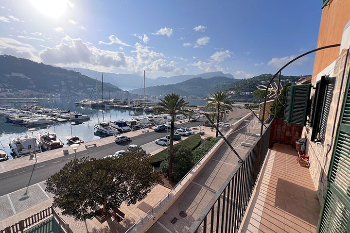 Espectaculares vistas desde el balcón al puerto y la Serra de Tramuntana