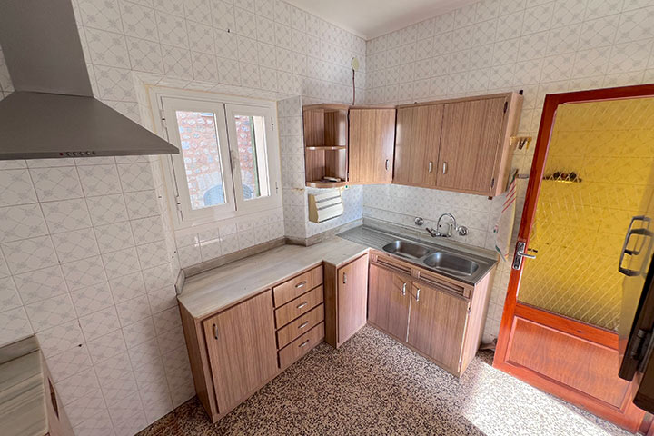 Cocina independiente con potencial para abrir al comedor